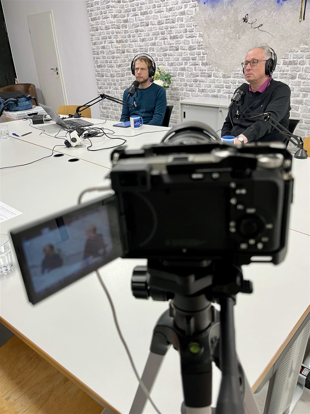 Podcast-Aufnahme mit Gästen im Studio